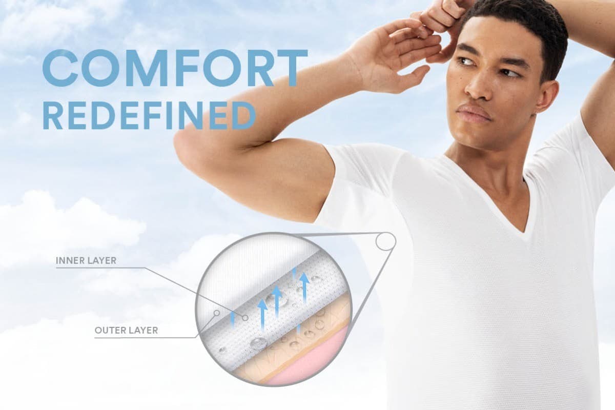 Model trägt das weiße V-Neck Shirt der Serie mey Dry Cotton Breeze. Man sieht einen runden Ausschnitt des Materials, der die inner und outer layer des Stoffes zeigt.