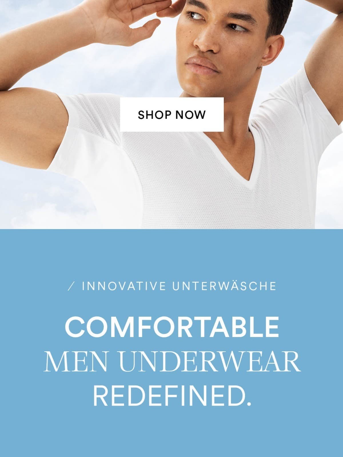 Männliches Model in weißem V-Neck T-Shirt mit Achseleinsätzen hält die Hände hinter den Kopf. Text-Zusatz: Innovative Unterwäsche - Comfortable Men Underwear Redefined.