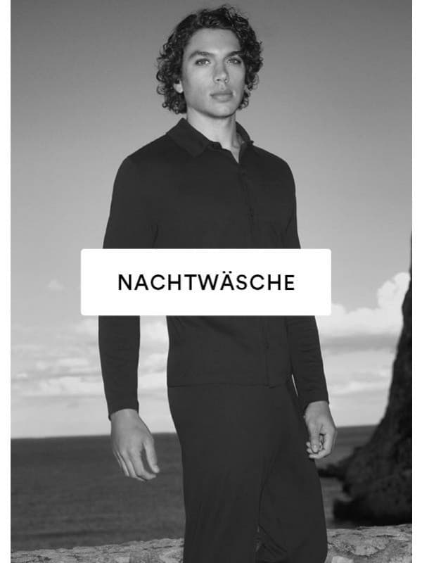 Schwarz/Weiß-Bild eines Männermodels, das einen dunklen Pyjama trägt.