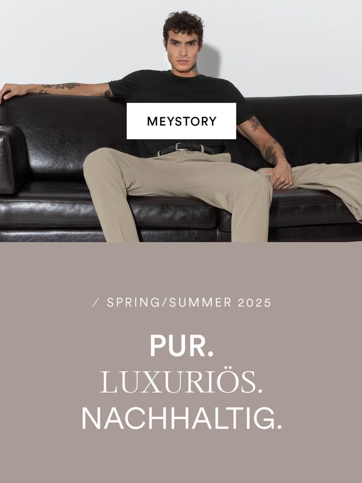 Tättowiertes, männliches Model sitzt lässig auf einem schwarzen Leder-Sofa und trägt eine beige Hose mit schwarzem T-Shirt. Text-Zusatz: Pur. Luxuriös. Nachhaltig.