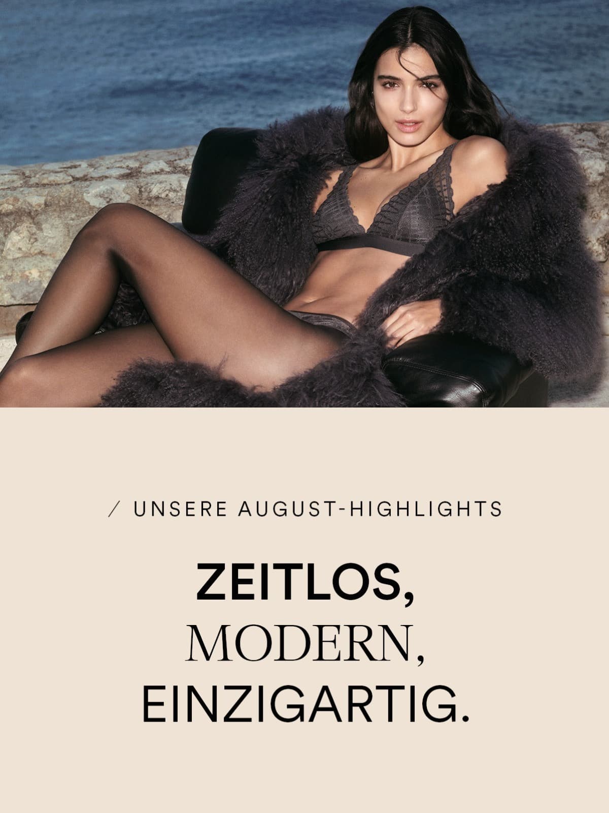 Damenmodel sitzt vor einer Mauer vor dem Meer und trägt ein Dessous-Set aus Triangel-BH und Slip der Serie Poetry Temptation in der Farbe Milk`n Coffee von mey.