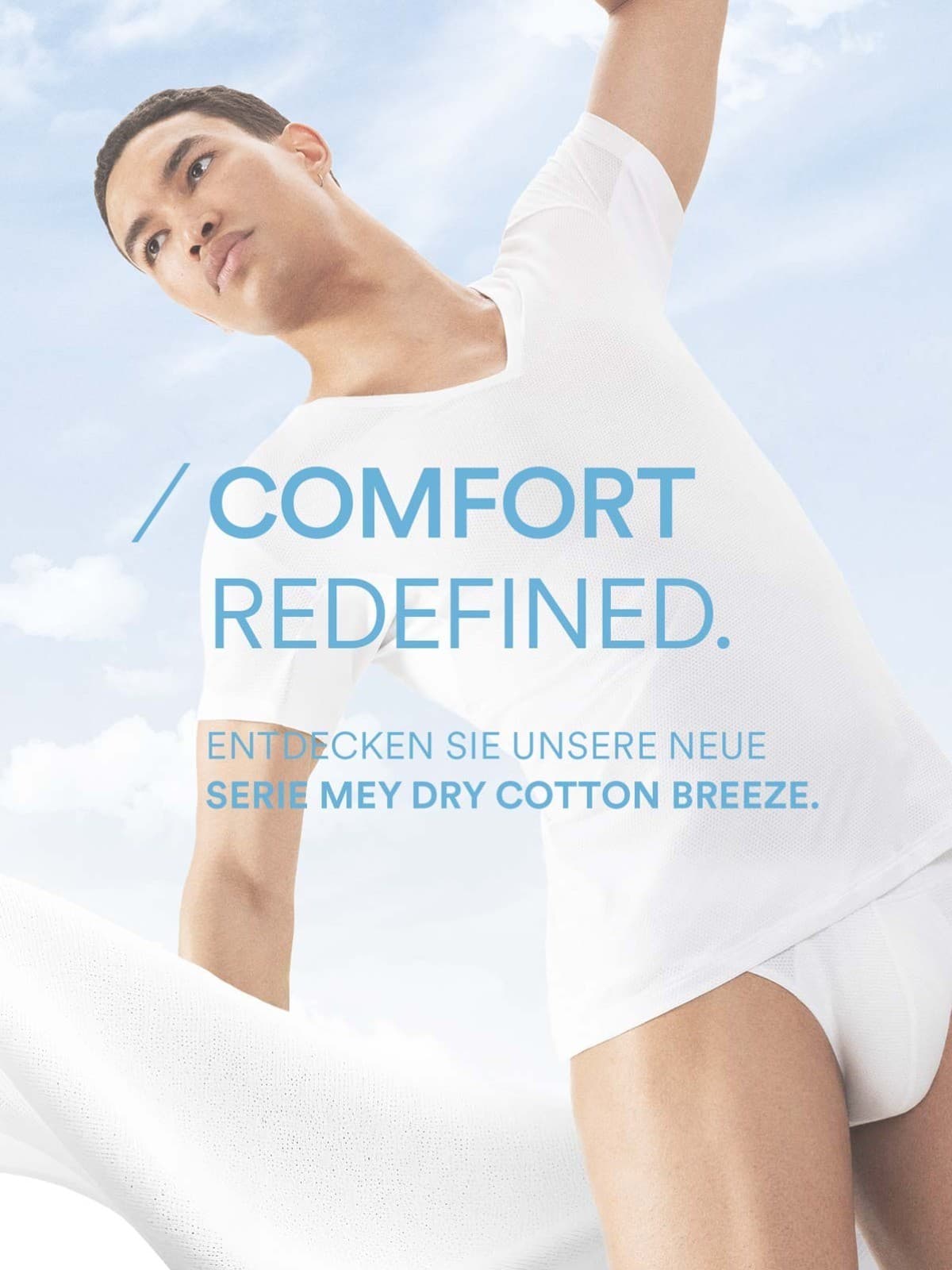 Männliches Model trägt ein weißes V-Nack T-Shirt und den passenden, weißen Slip der Serie mey Dry Cotton Breeze.