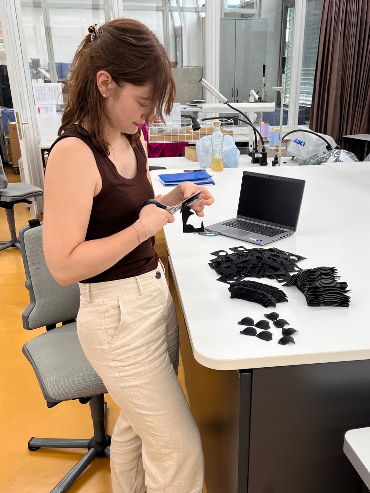 Studentin schneidet die BHs aus.