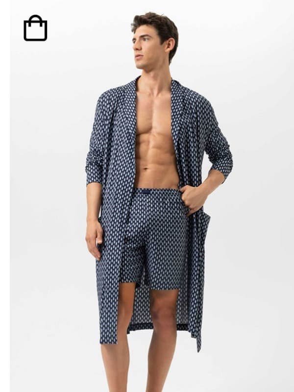 Männermodel trägt den Morgenmantel der Serie Scooter Venture.