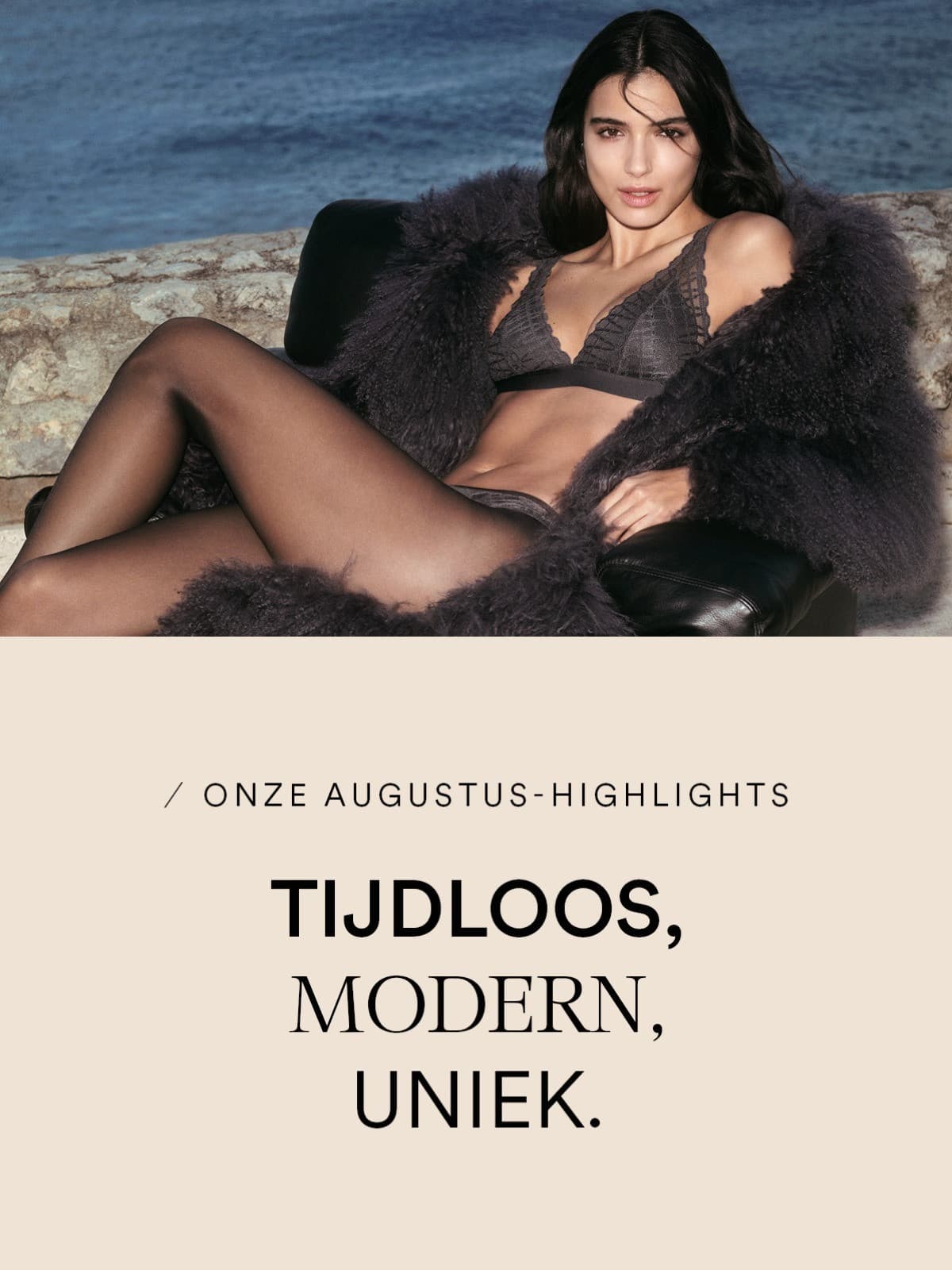 Het model zit voor een muur aan zee en draagt een lingeriesetje bestaande uit een triangelbeha en slip uit de serie Poetry Temptation in de kleur Milk`n Coffee van mey.